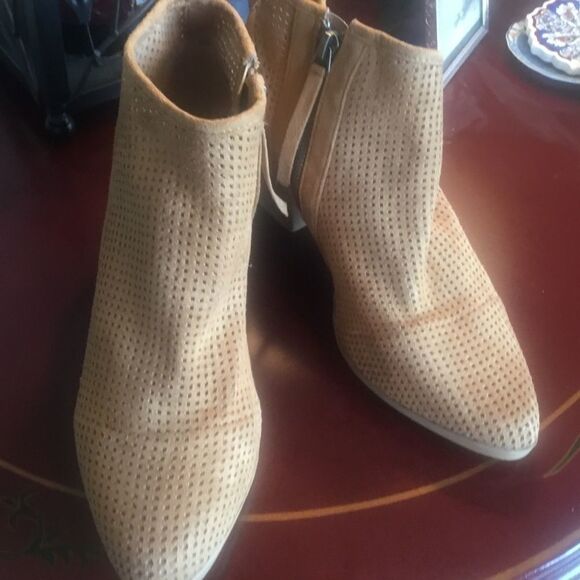 EUC Tan Faux Suede Shoes w/Heel Size 8 - Picture 1 of 9